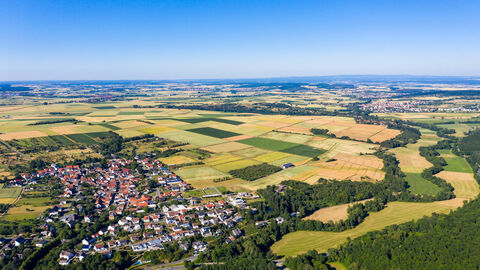 Luftaufnahme Wetterau Das Bild zeigt eine Landschaftsaufnahme aus der Luft. Zu sehen sind Felder, Straßen und Dörfer.